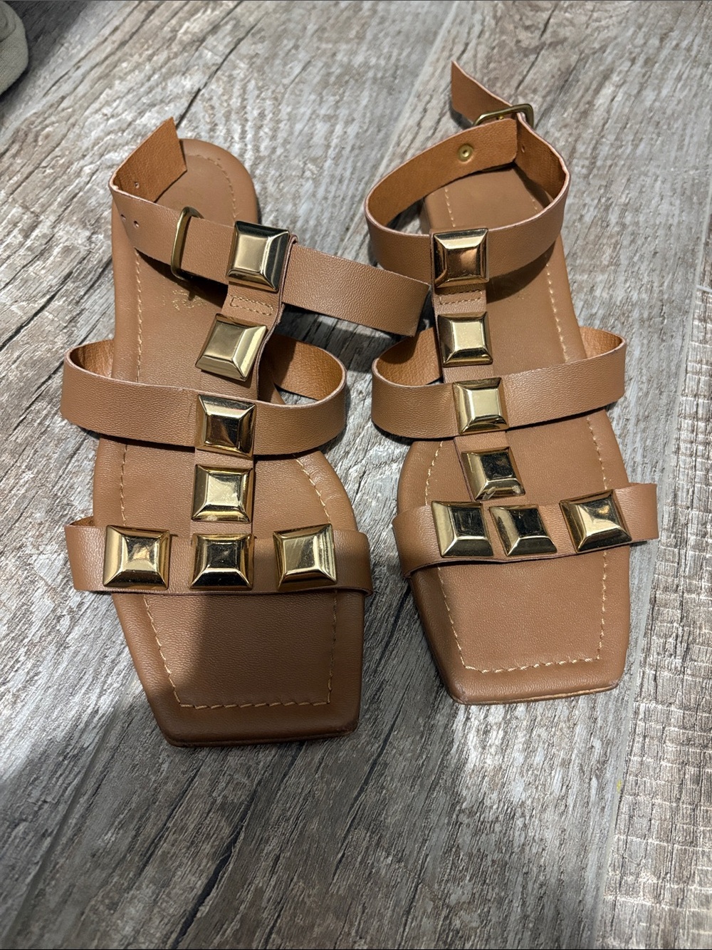 L’intervalle Women’s Tan Studded T-Strap Sandals